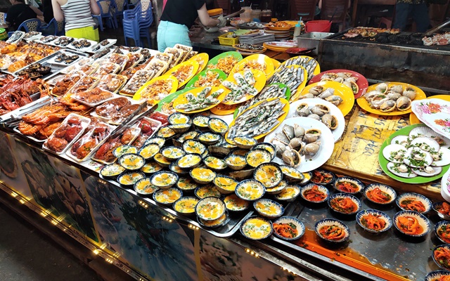 Khám phá thiên đường ăn uống tại chợ đêm Dinh Cậu khi du lịch Phú Quốc